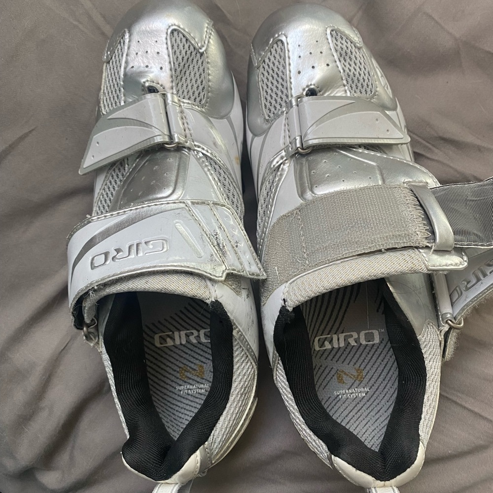 Giro spin or cycling shoes with delta clips. Sz8
